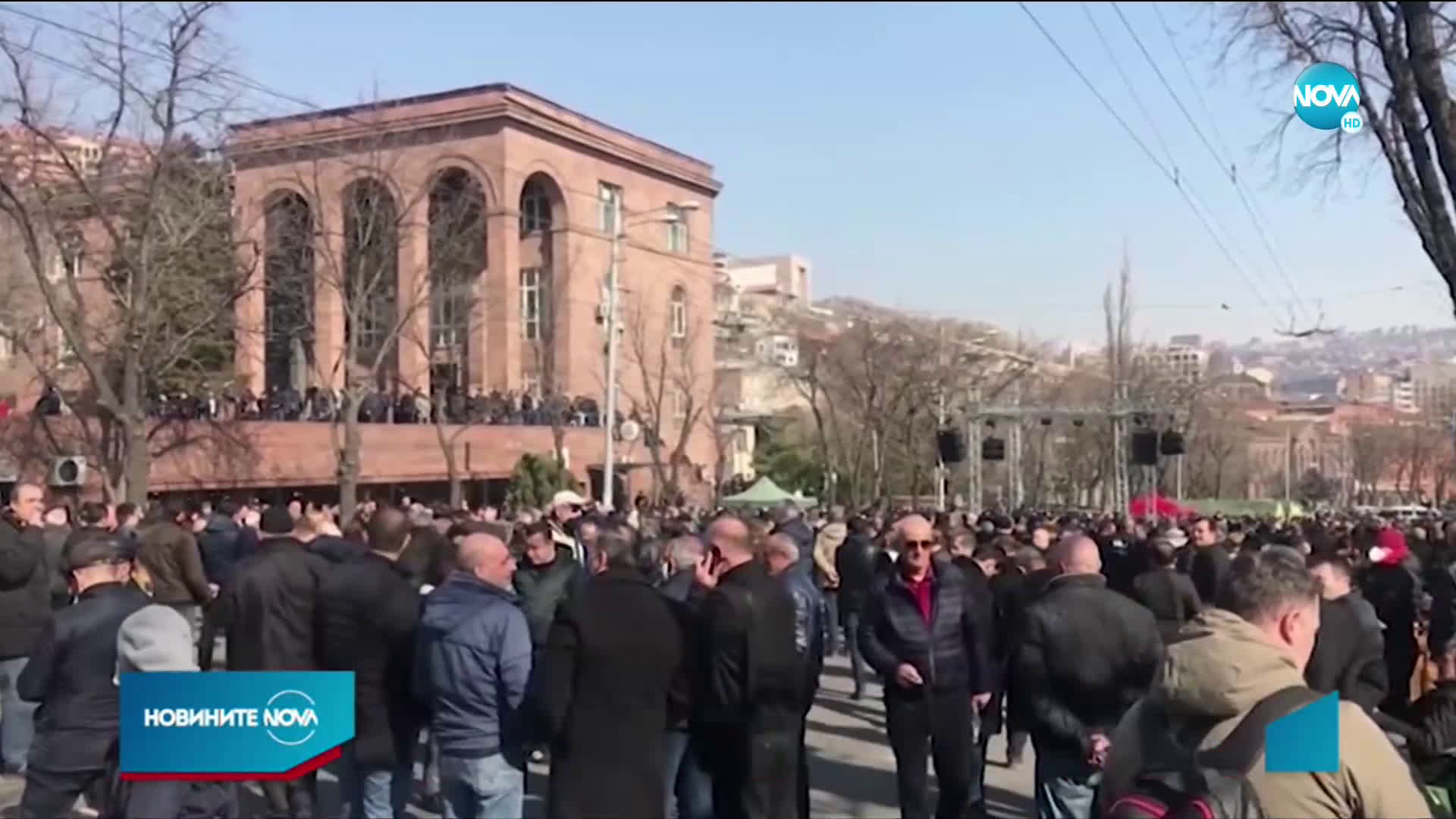 Протестиращи нахлуха в правителствена сграда в Ереван