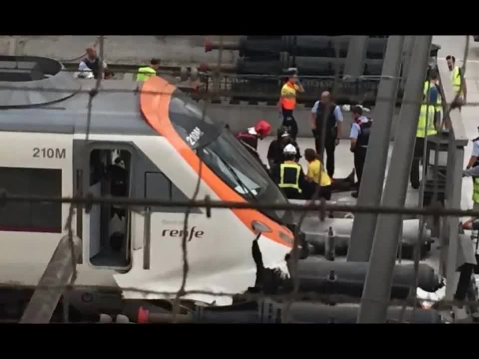 Влак катастрофира на гара в центъра на Барселона