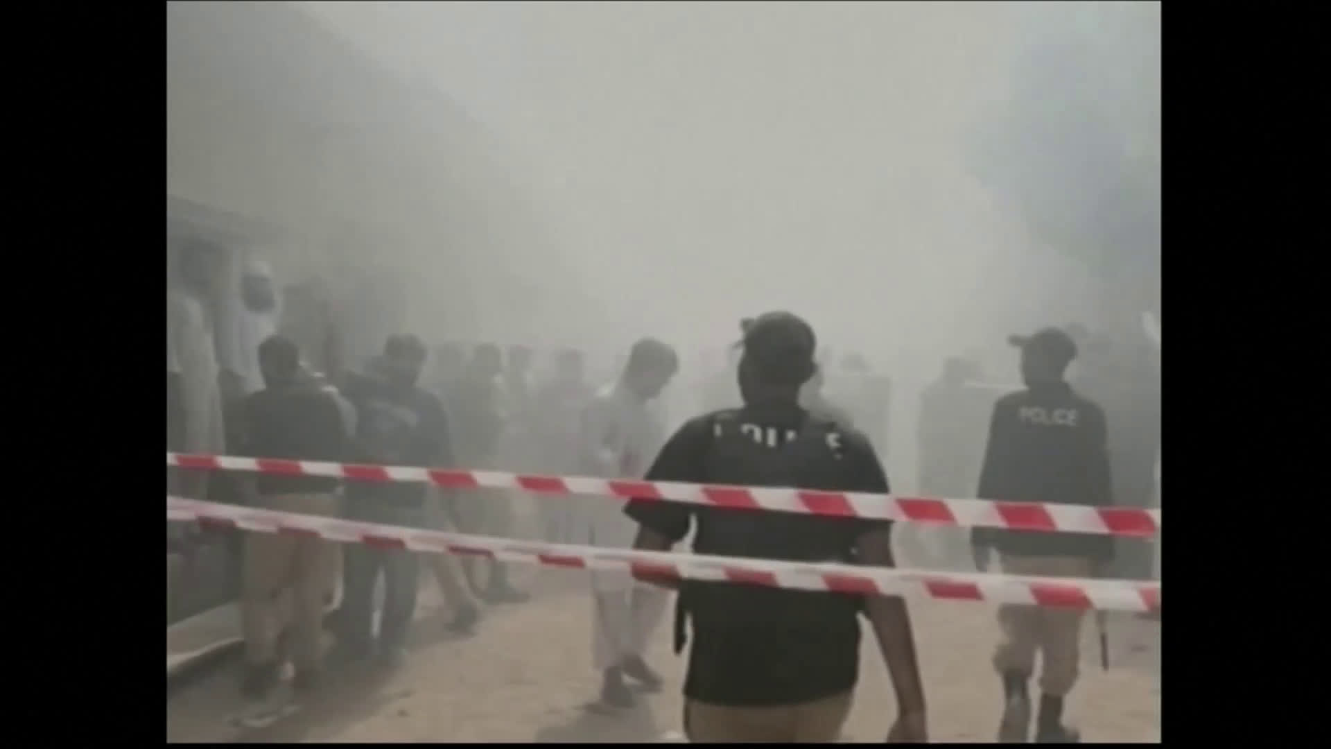 Пътнически самолет с над 100 души на борда се разби в жилищен квартал в Пакистан