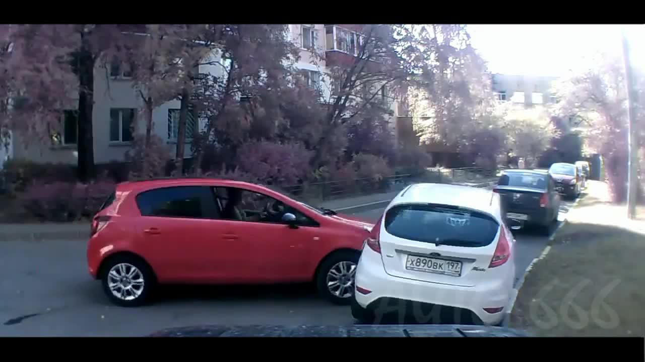Жените реагират странно на пътя!