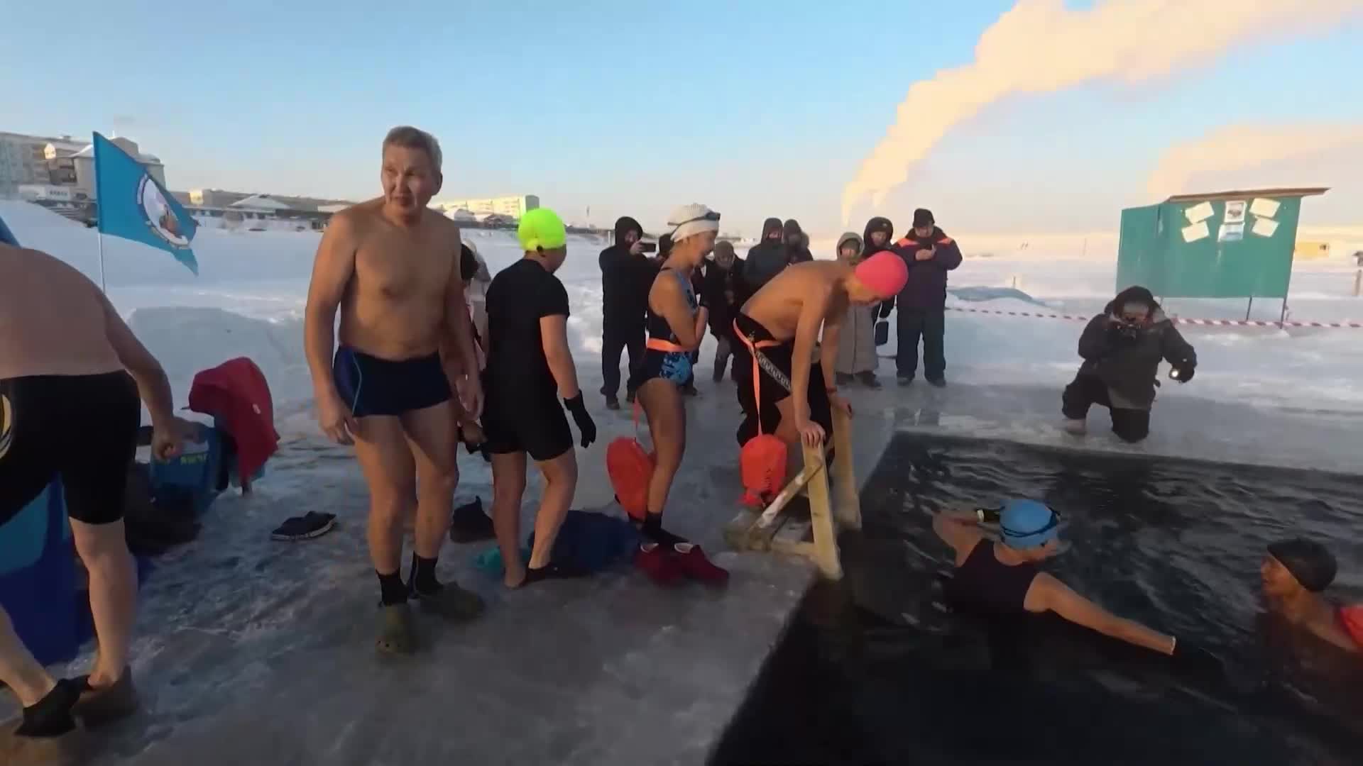 При -30°C: Десетки ентусиасти се къпаха е ледени води в Якутия (ВИДЕО)