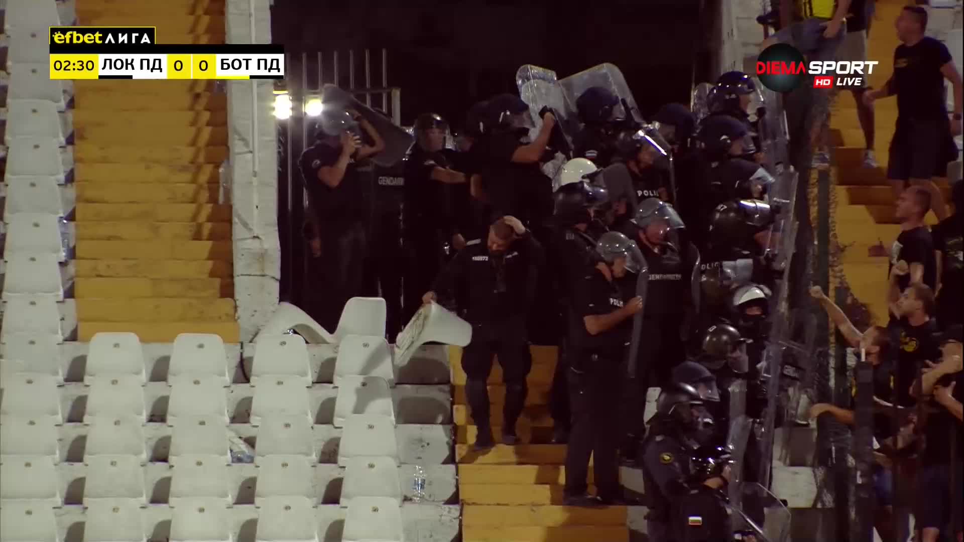 Хвърчат седалки на стадиона в Пловдив