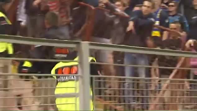 Уникалнo ! Ето така трябва да се държът феновете, когато са на стадиона !