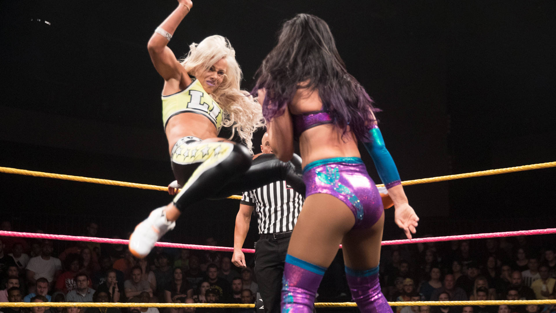 Ники Крос срещу Лив Морган и Пейтън Ройс: WWE. 11.10.2017