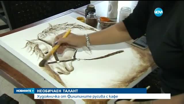 Художничка рисува картини и прави скулптури от кафе