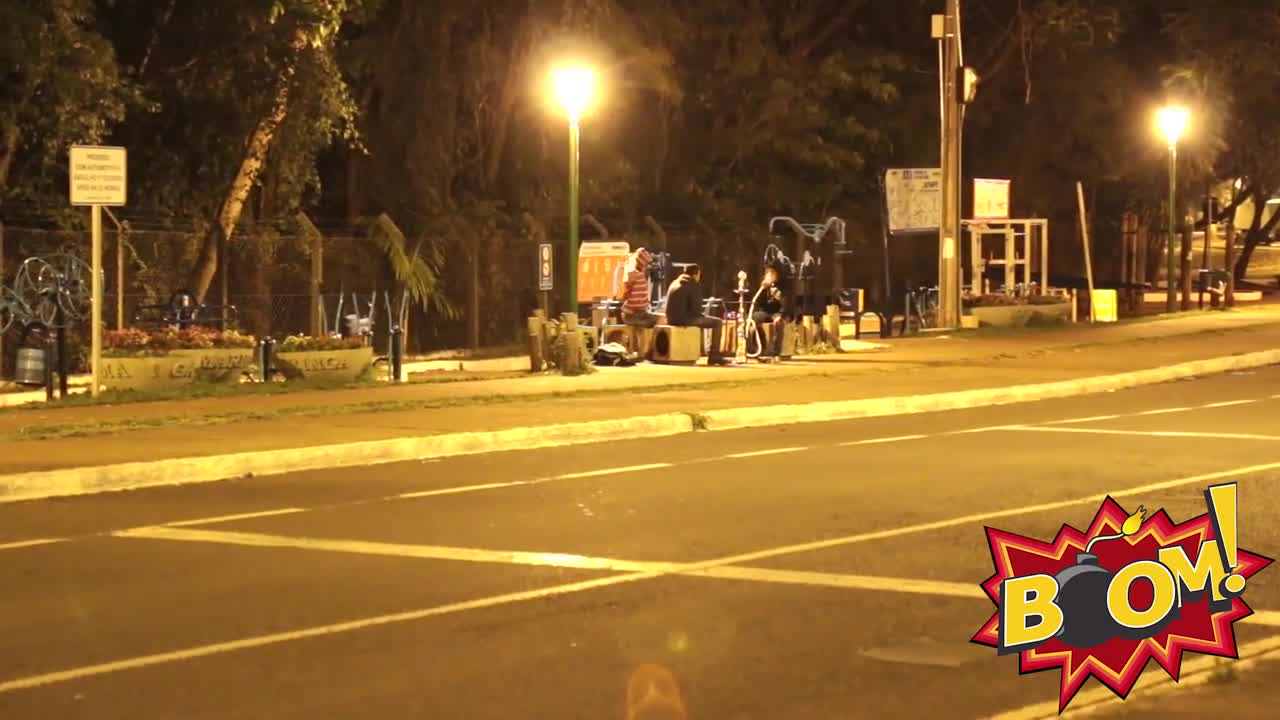 Откачена шега! А вие какво ще направите, ако полицията започне да стреля по вас с автомати ?