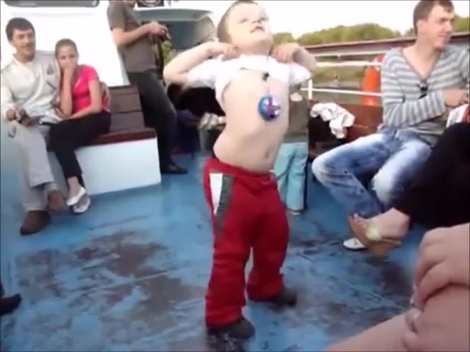Дори децата в Русия изглеждат пияни :d