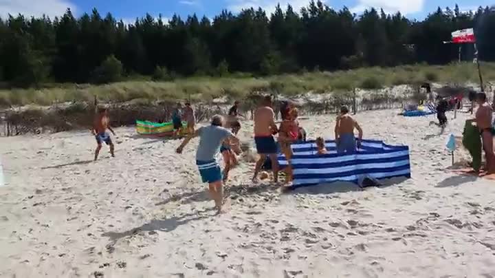Глиган атакува изневиделица туристи на плаж в Полша