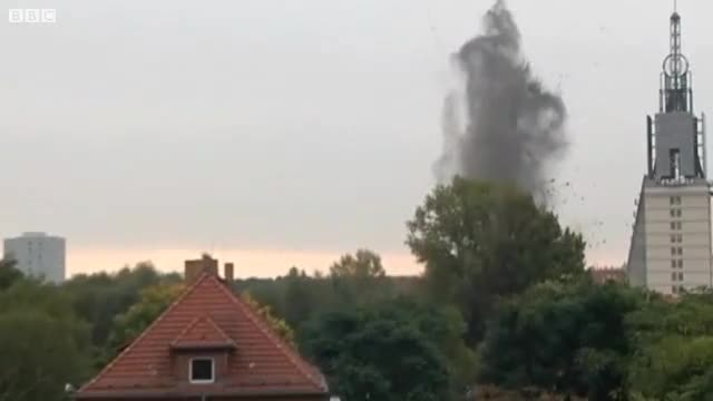 Бомба избухва във вода ... 