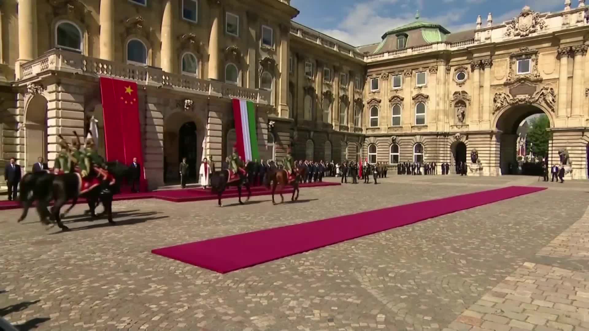 Унгария посрещна китайския президент Си Дзинпин