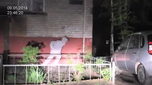 Руснак го стряскат докато клечи по нужда ..