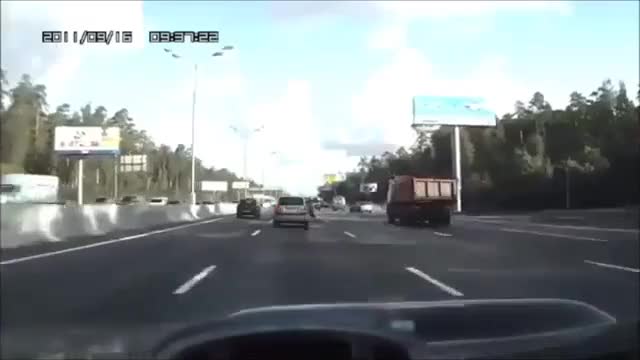 Камаз прави невъзможното да избегне удар