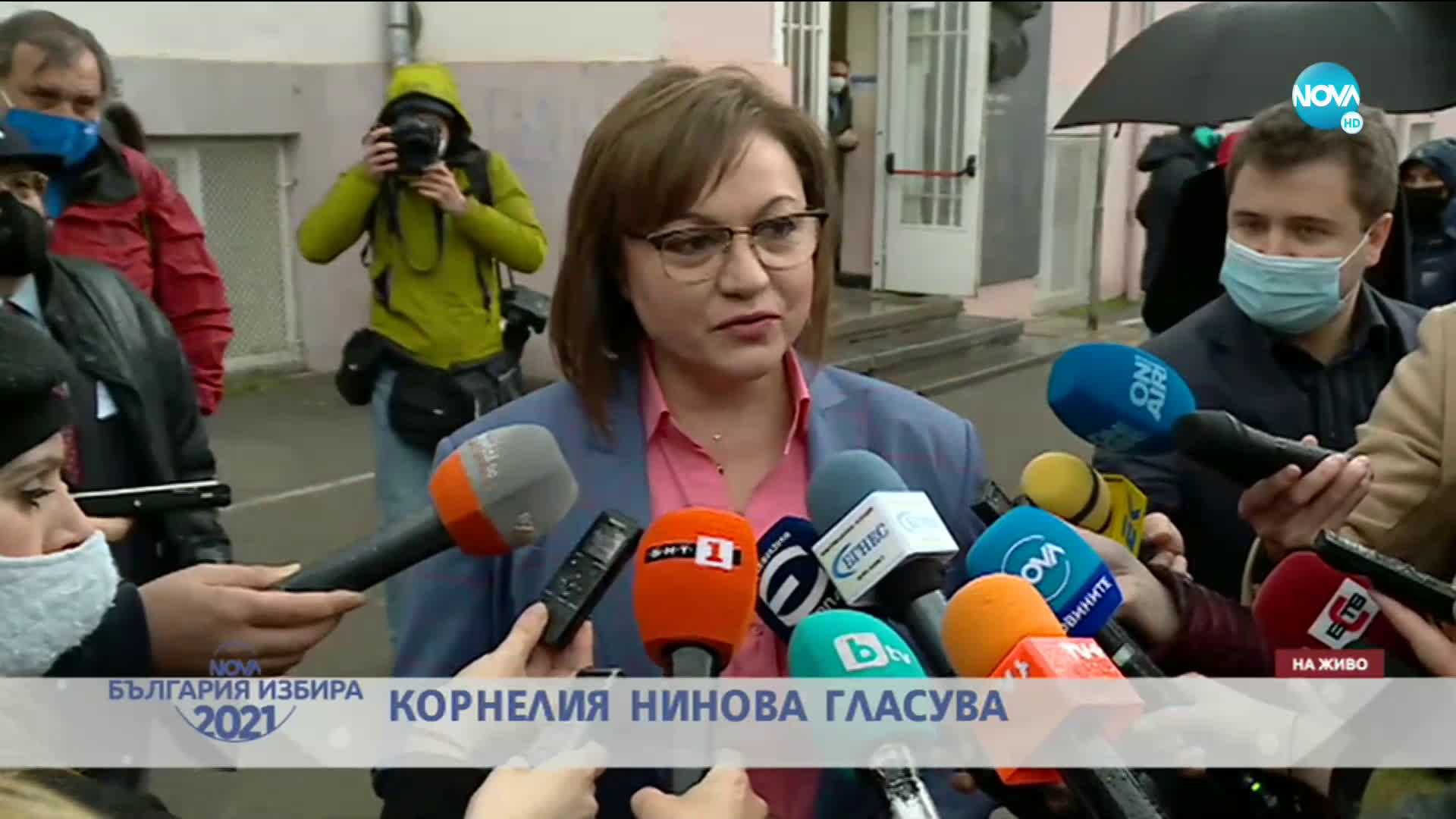 Корнелия Нинова гласува на изборите