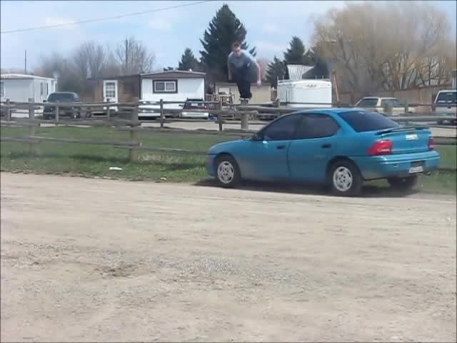 Този пич се преби доста, докато се прави на каскадьор