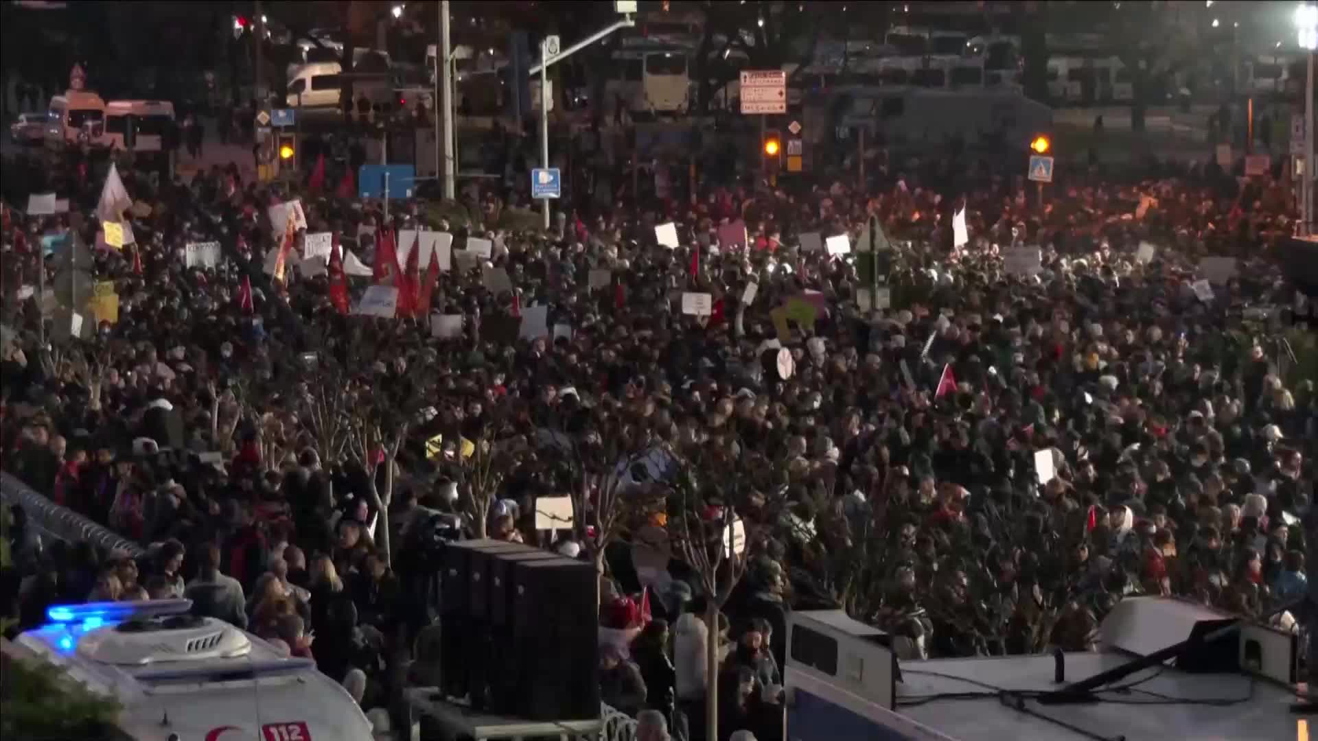 Нови протести и сблъсъци: Над 10 000 души на шествие към кметството на Истанбул