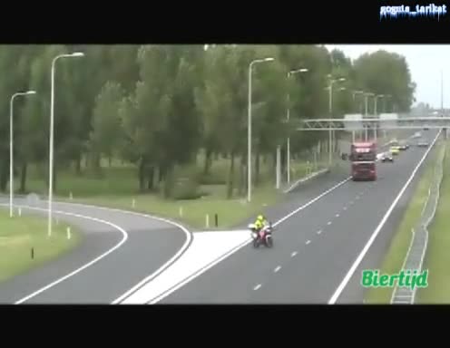 Кола Блъска Полицай