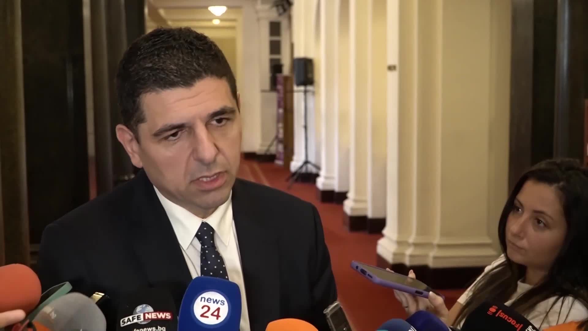 Мирчев: Предлагаме да се дадат бронетранспортьори на Украйна