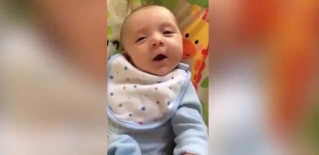 Бебе на седем седмици казва "здравей" на майка си