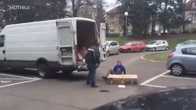 Какво се случва, когато клиент не е доволен от доставката на новия си телевизор!