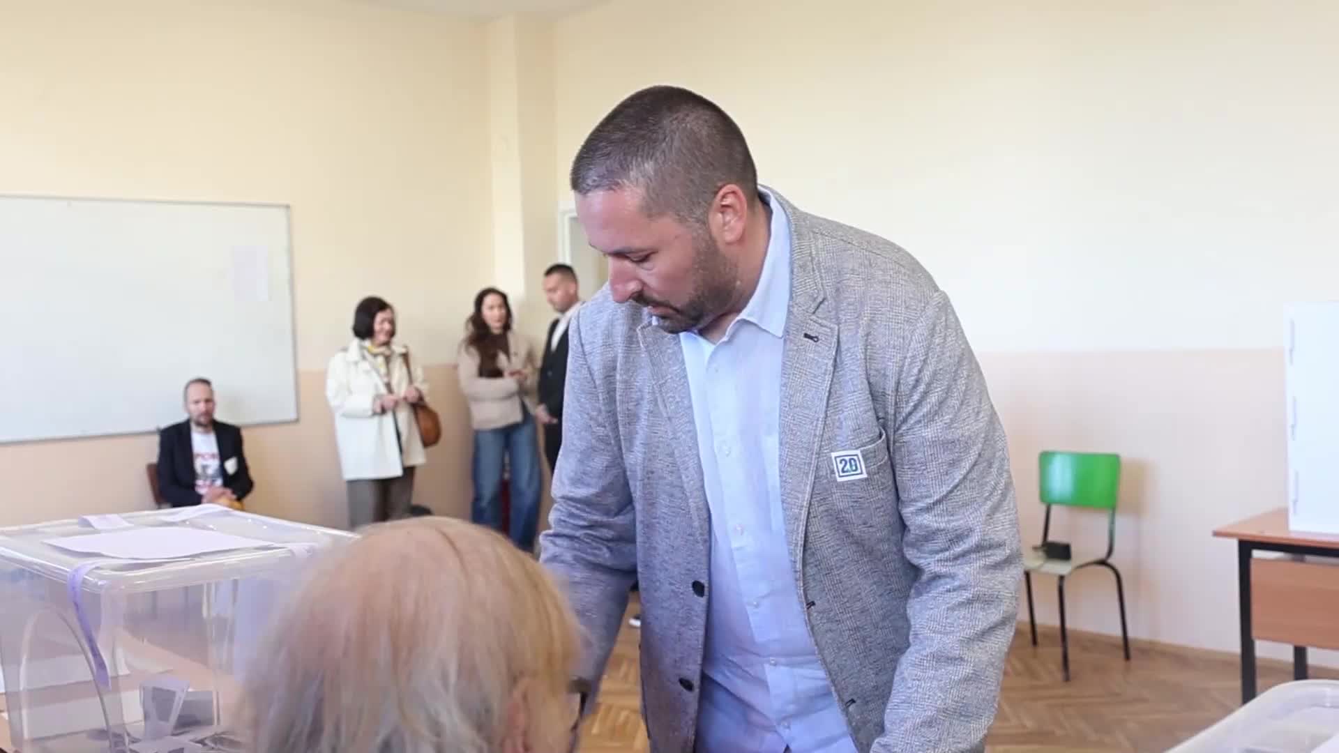 Лидерът на "Сияние" упражни правото си на глас