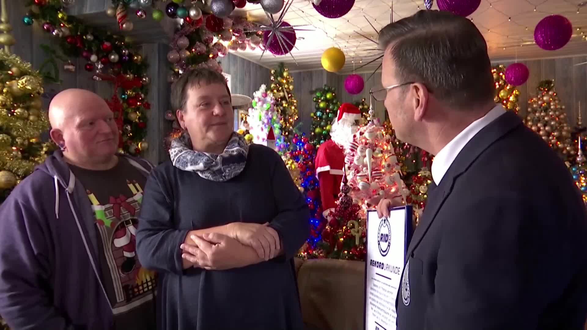 РЕКОРД: Семейство украси дома си с 555 коледни елхи (ВИДЕО)