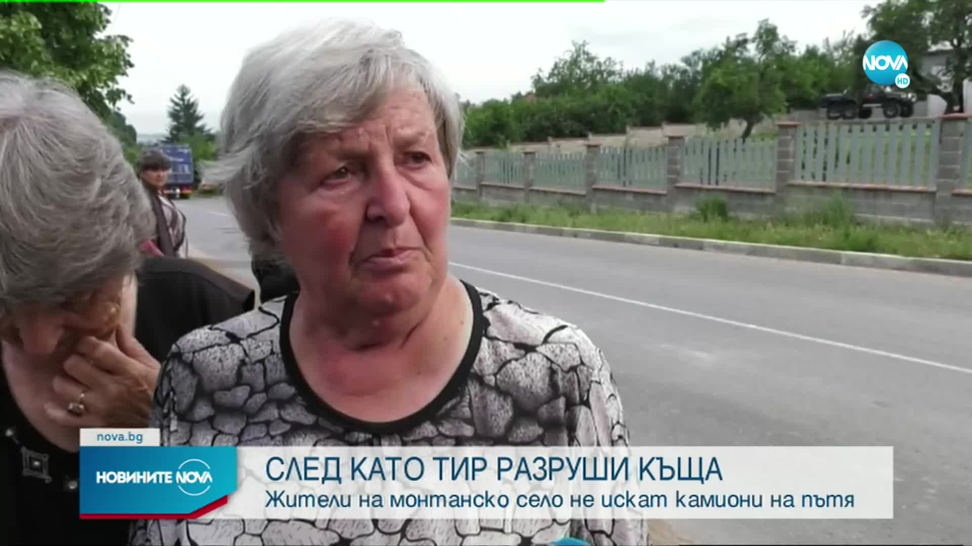 Врязалият се в къща тир в Монтанско още не е вдигнат