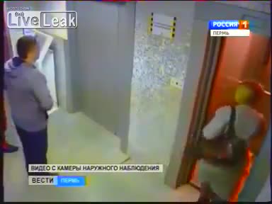 Мъж спасява куче от сигурна смърт в асансьор в Русия