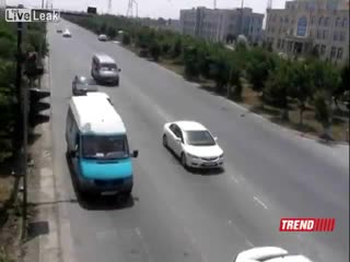 Това Bmw X 6 смачка две коли e здраво като танк!