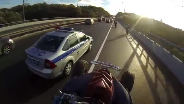 >Ето така карат Atv в Москва