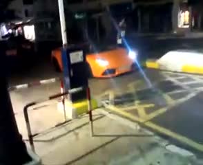 Пич получава удар от бариера докато гледа лъскаво Ламбо 