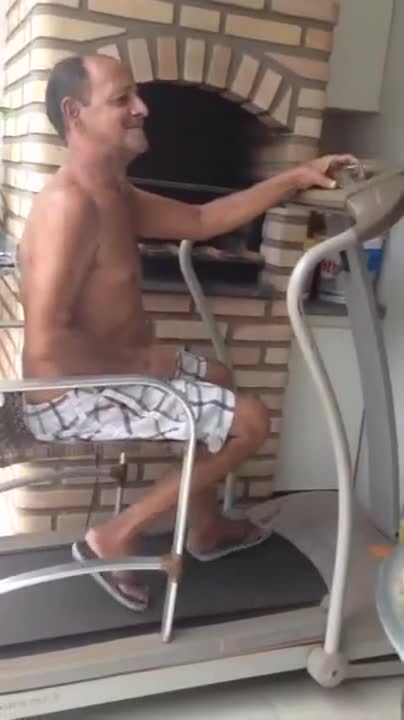 Смях !!! Така се прави хем пиеш хем тренираш