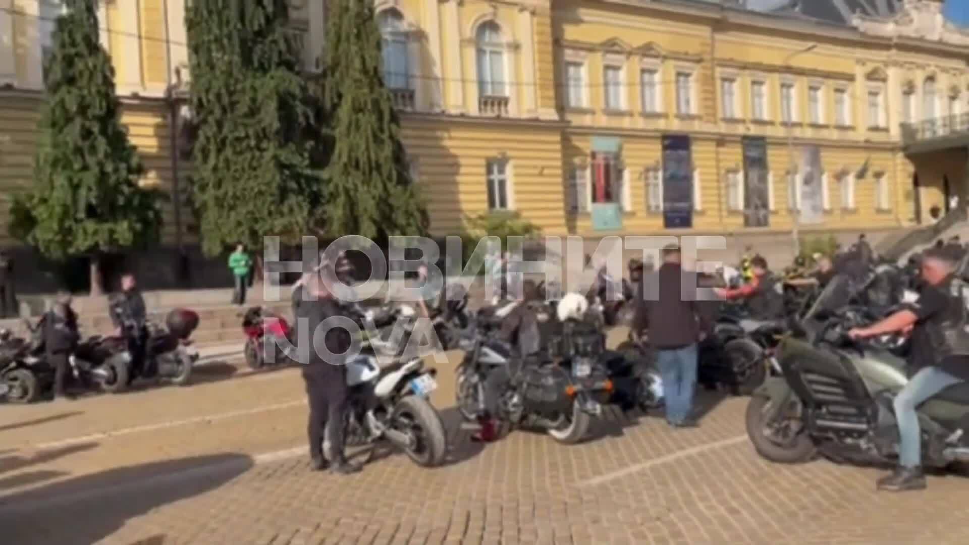 Мотористи затвориха движението на Площад "Княз Александър Батенберг" в знак на протест