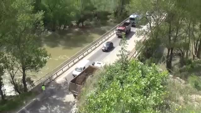 Продължава разчистването на голямото свлачище в Кресненското дефиле