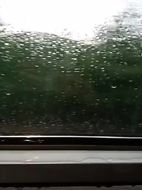 Дъжд вали в купето на влака