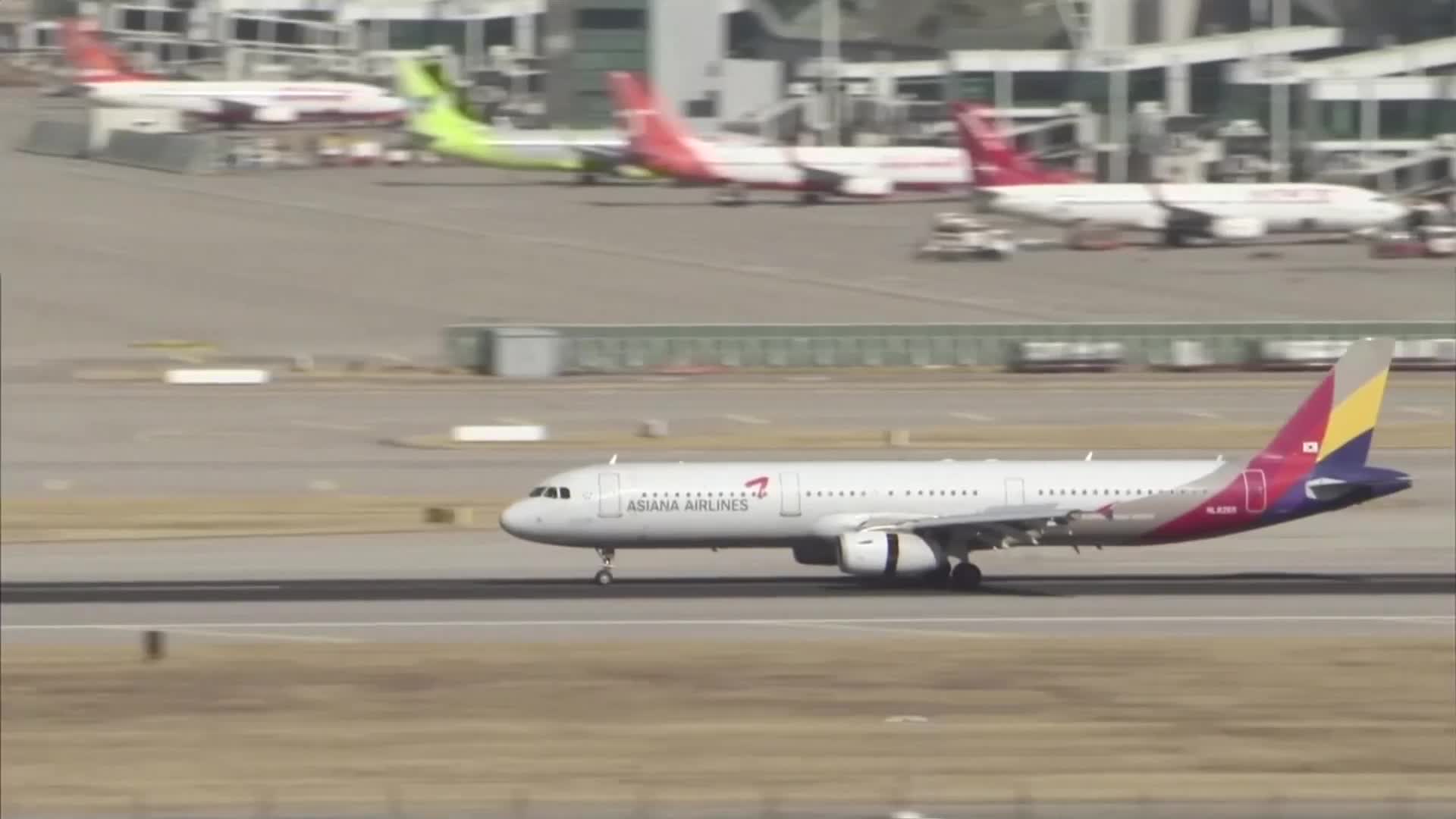 Пътник отвори вратата на самолет по време на полет
