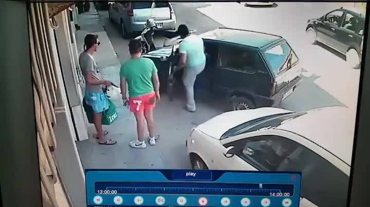 Този мъж няма проблеми с колата си ,когато е затапен от други !