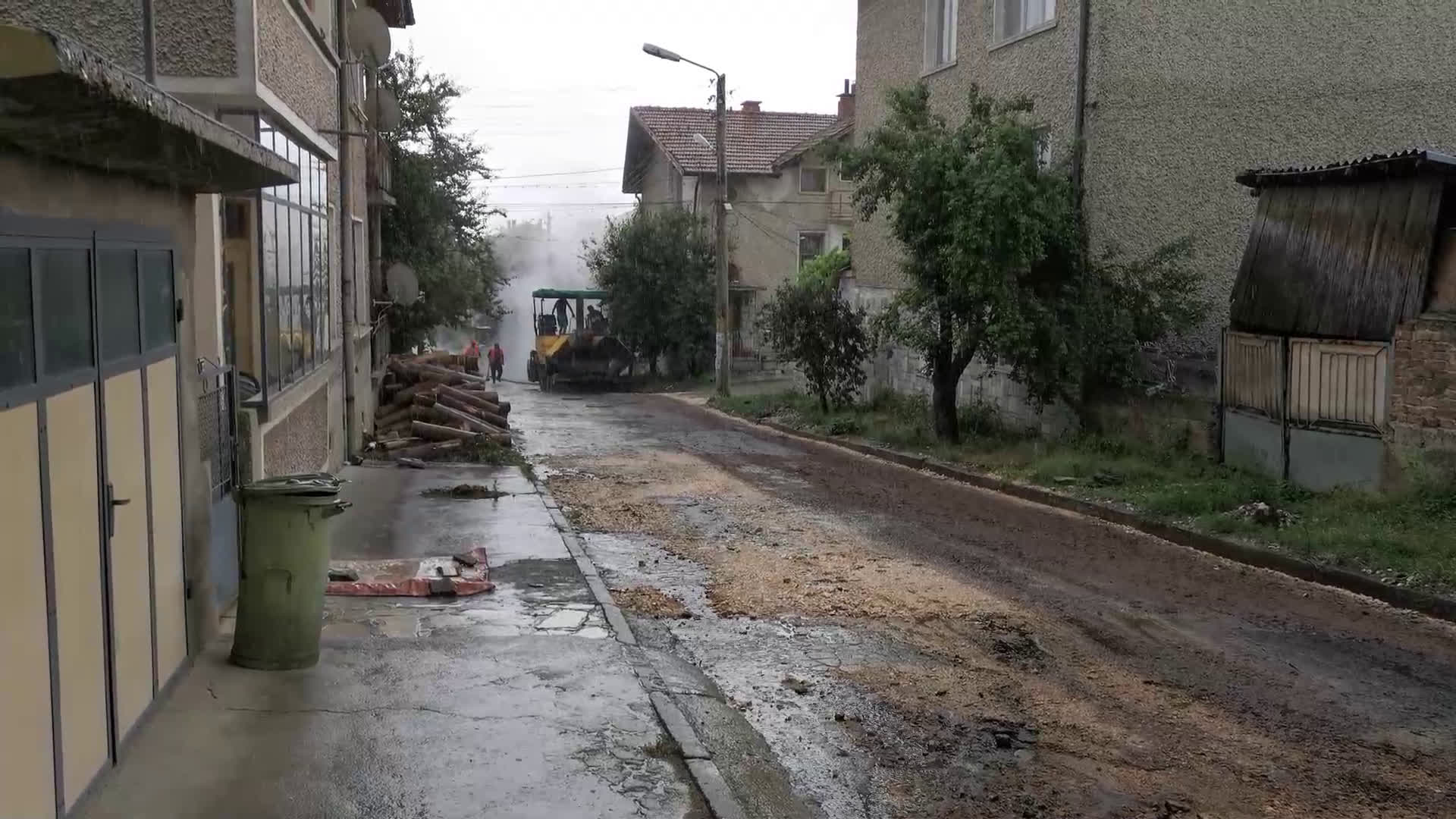 Полагане на асфалт в проливен дъжд