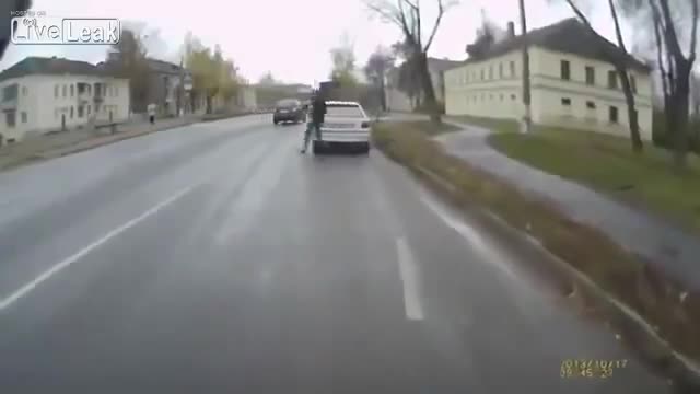Мъж рискува животът си за да спаси гълъб на пътя .