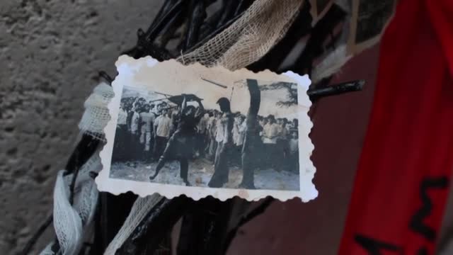 Окичиха паметника на Карл Маркс в УНСС с венци и черепи