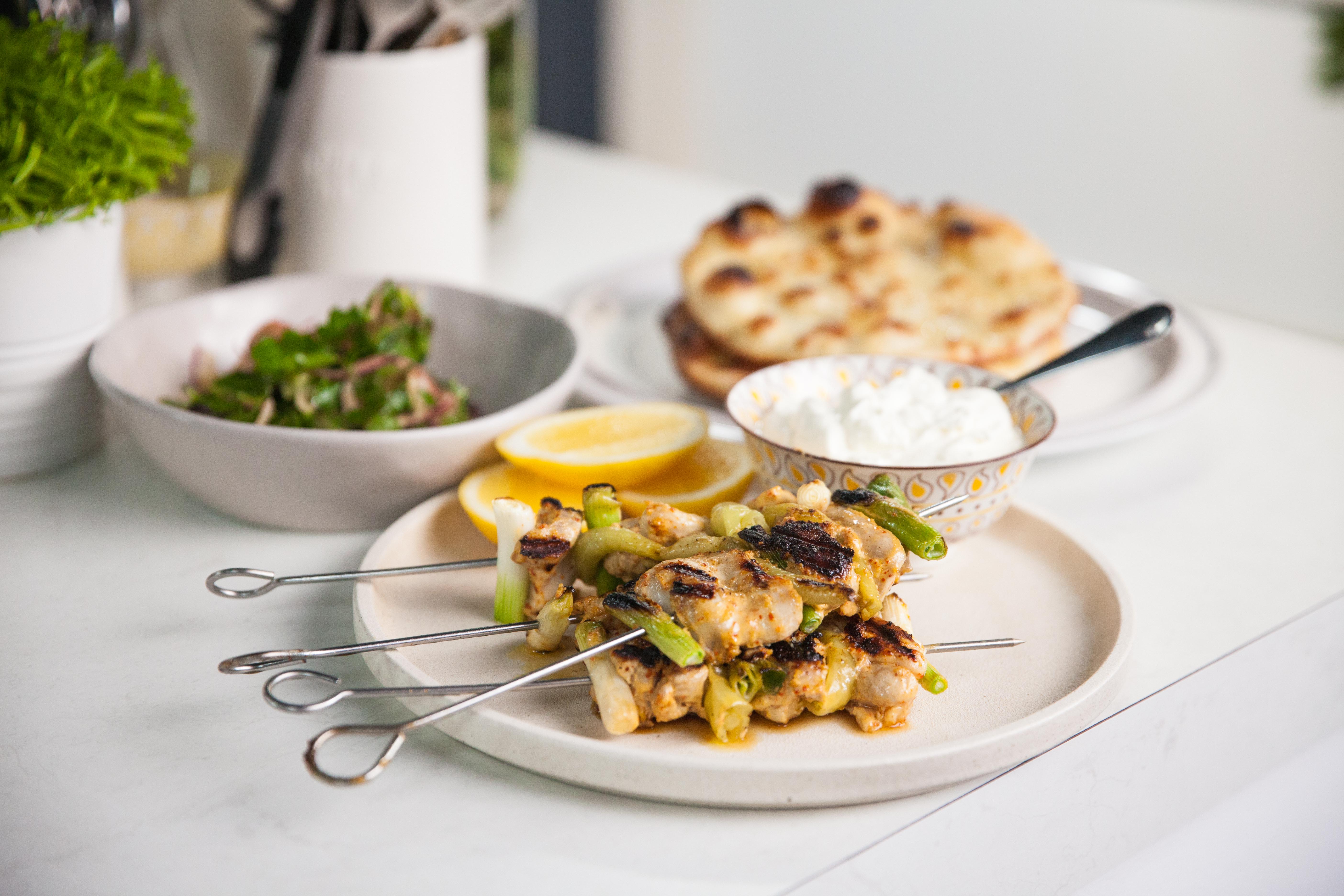 Пилешка шауарма с пита и салата от маринован лук | Шейн Делия ​| 24Kitchen Bulgari