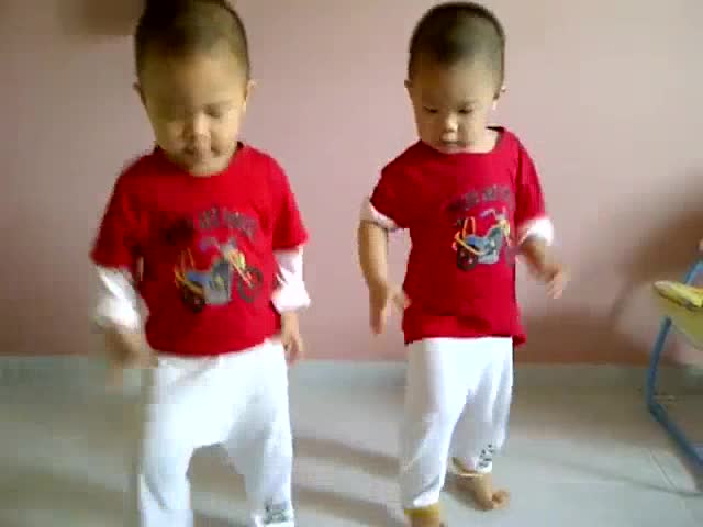 Близнаци танцуват Gangnam Style .. Сладурчета