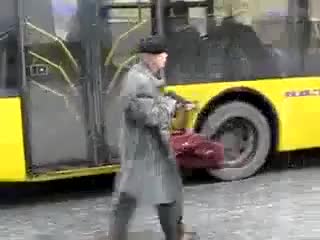 Луд руснак с автомат спира автобус