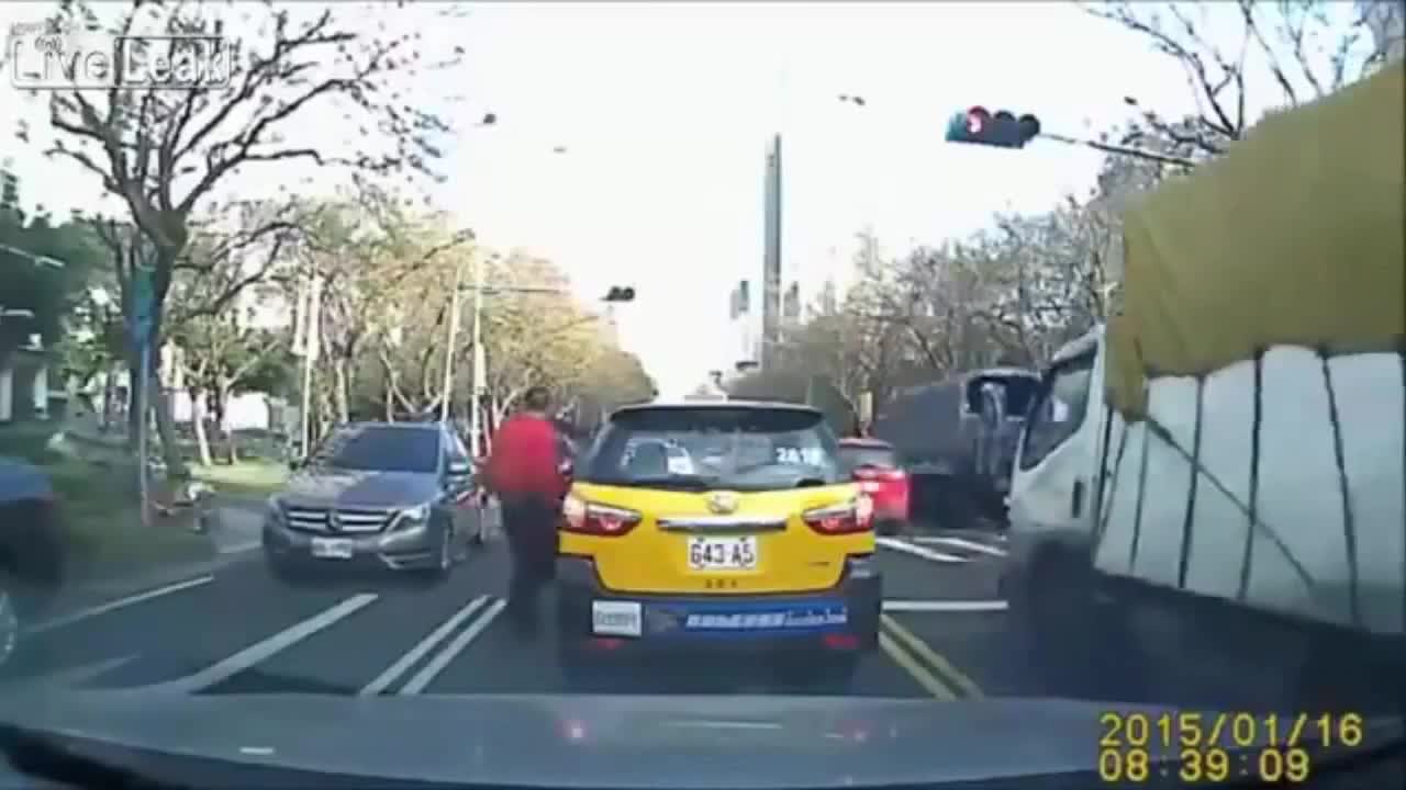 Жена оцелява след пътен инцидент на пешеходна пътека