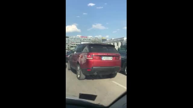 Блокиране на булеварда пред частно училище