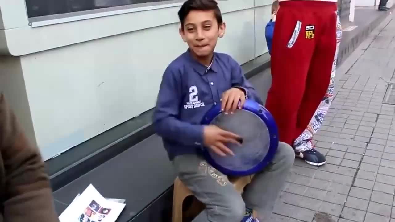Малък уличен виртуоз !