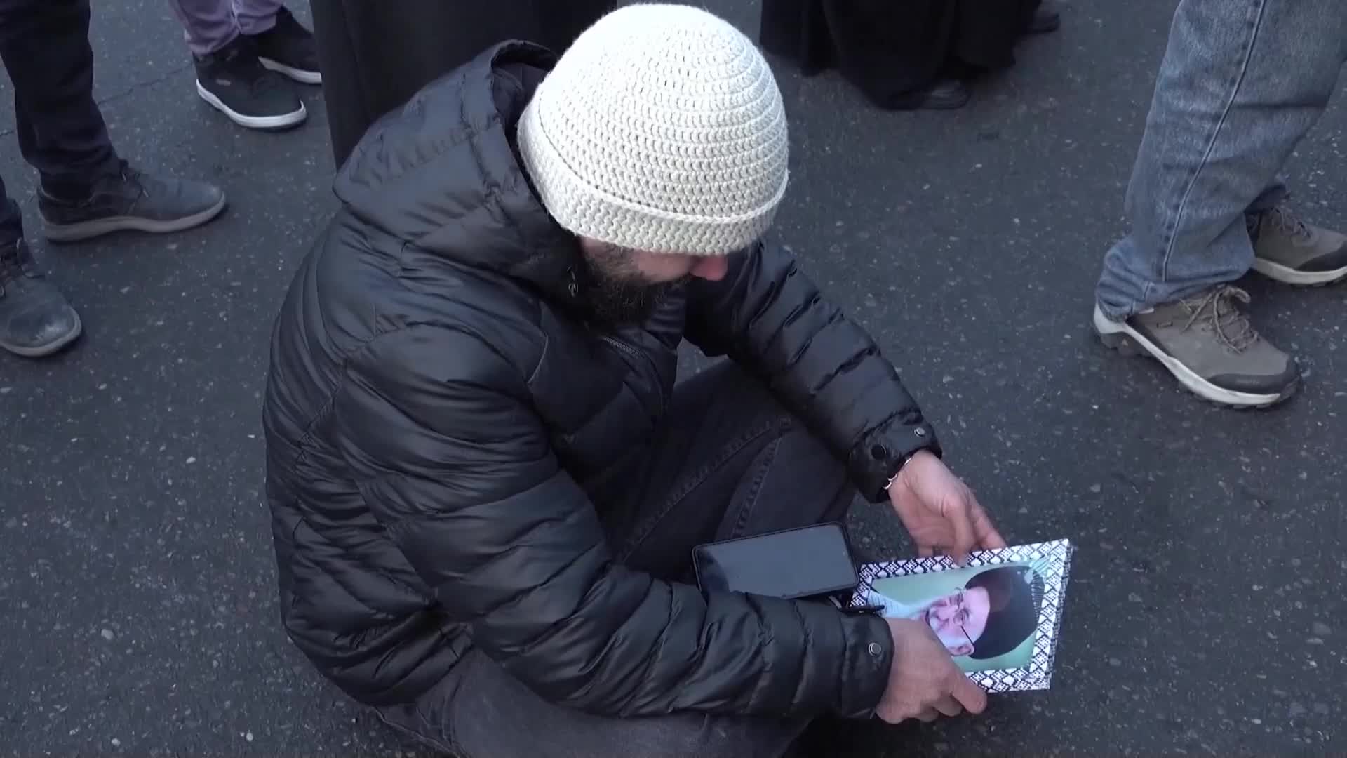 Иран обяви 40-дневен траур заради смъртта на аятолаха. Хиляди се събраха в Техеран в негова памет