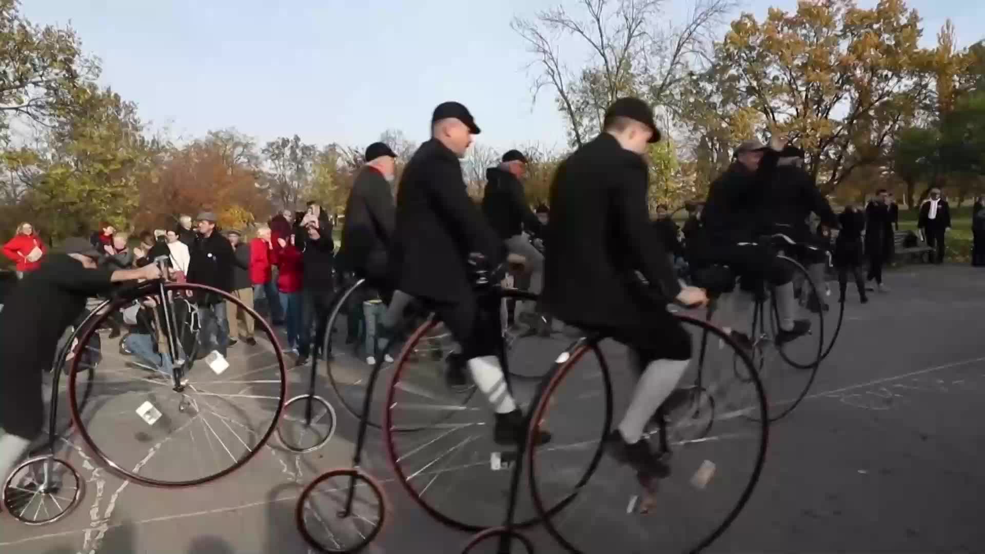 Ентусиасти караха ретро велосипеди на парад в Прага (ВИДЕО)
