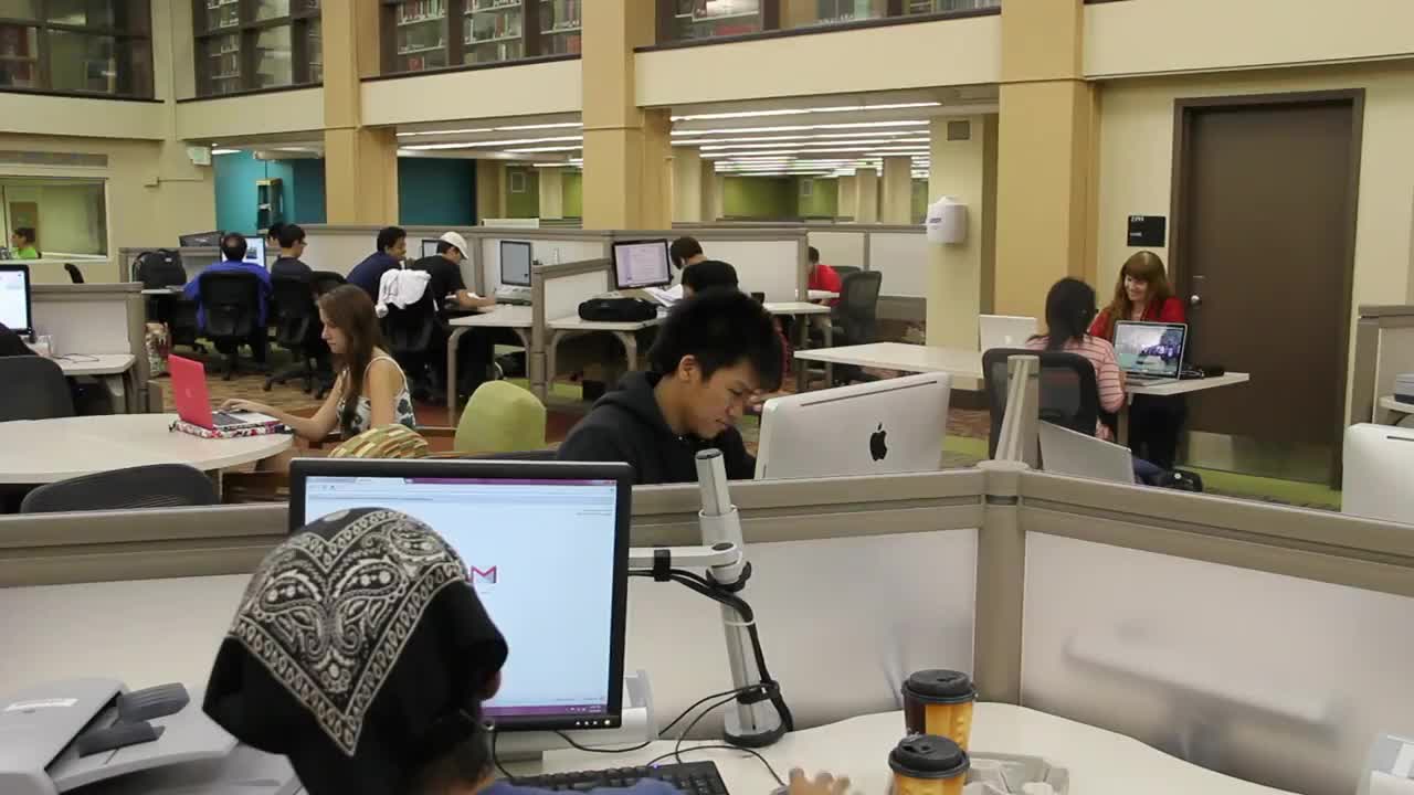 Студенти изпълняват Gangnam Style