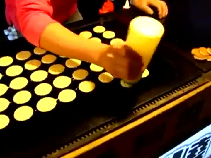 Майстор на палачинки обръща ги като роботизирана машина !