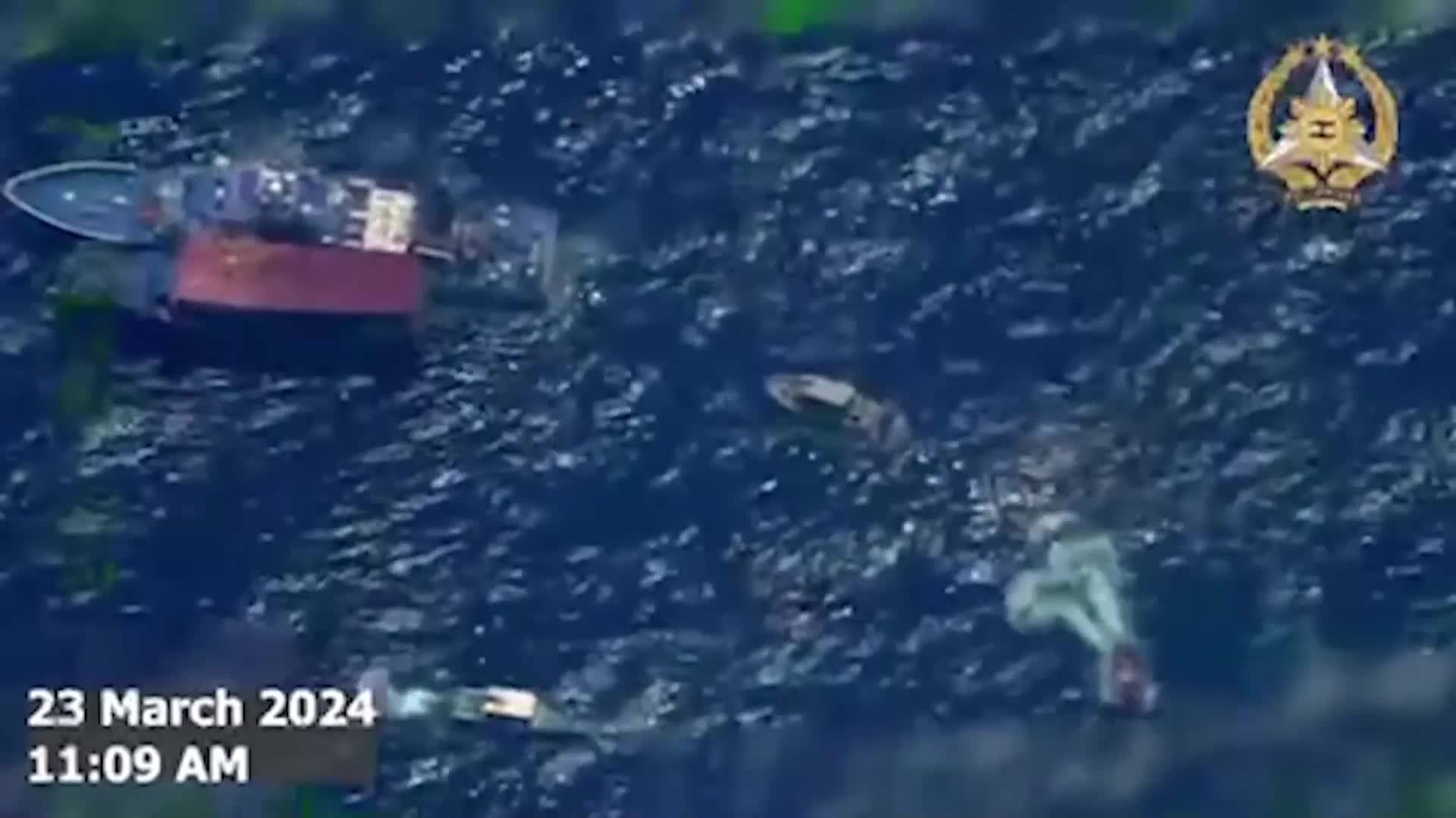 Китай обстреля с водни оръдия снабдителен кораб на Филипините (ВИДЕО)